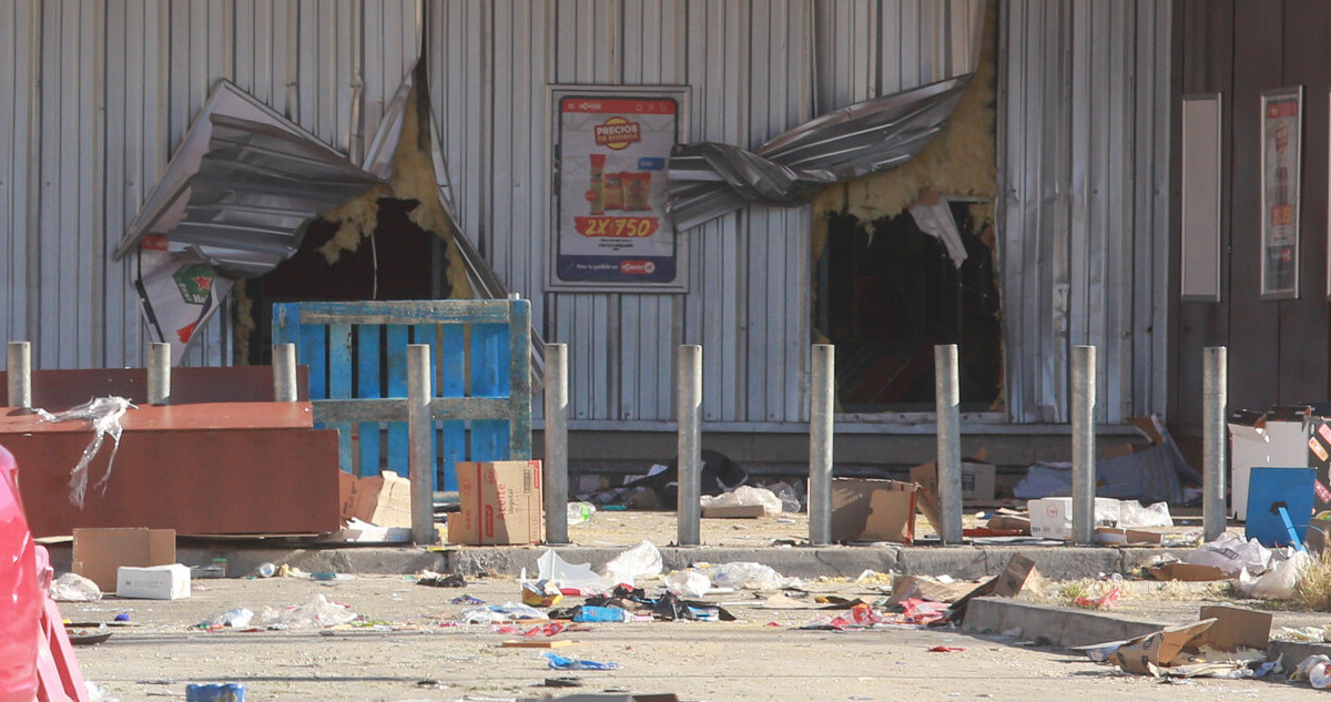 cierran supermercado supermax en bajos de mena tras saqueo