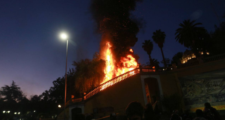 Incendio en escalinata Cerro Santa Lucía | AgenciaUNO