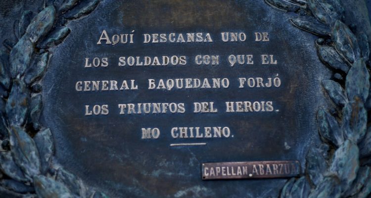 Agencia Uno | Placa en homenaje al “soldado desconocido”.