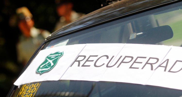 Sorprenden a pareja manejando en auto robado