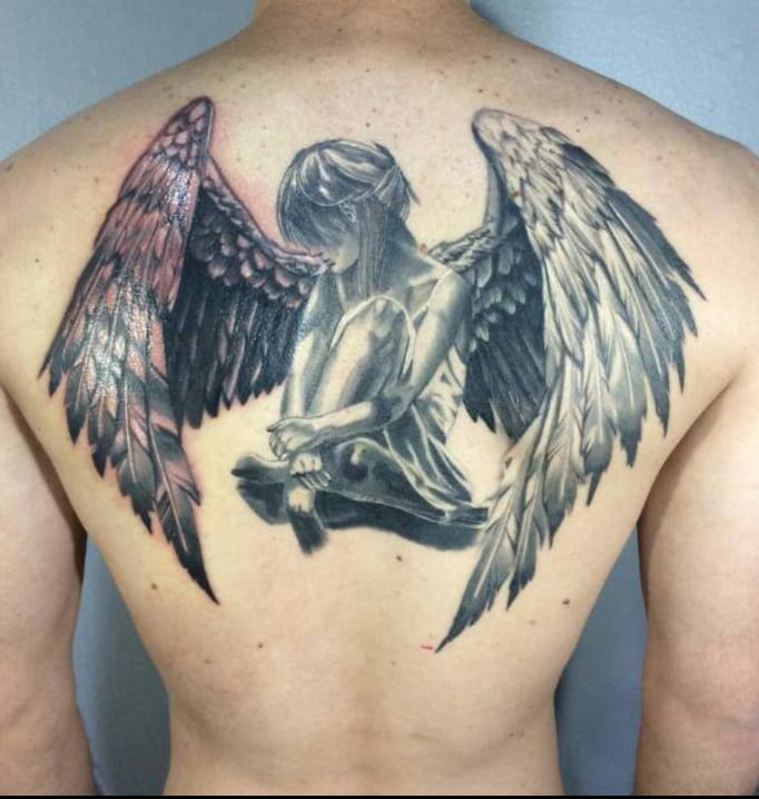Ángel tatuado en la espalda de Reinier
