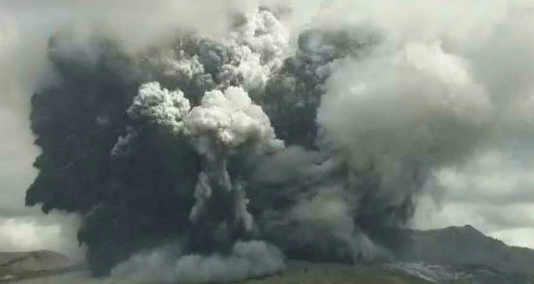 Volcán Monte Aso entra en erupción en Japón video muestra avance de la explosión