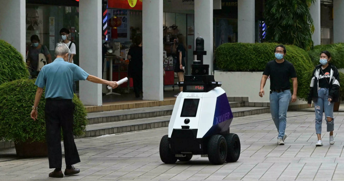 Xavier robots patrulleros con ruedas y cámaras generan inseguridad en Singapur