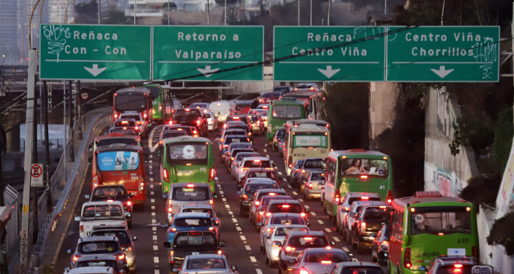 Gran congestión vehicular desde Valparaíso a Viña del Mar.