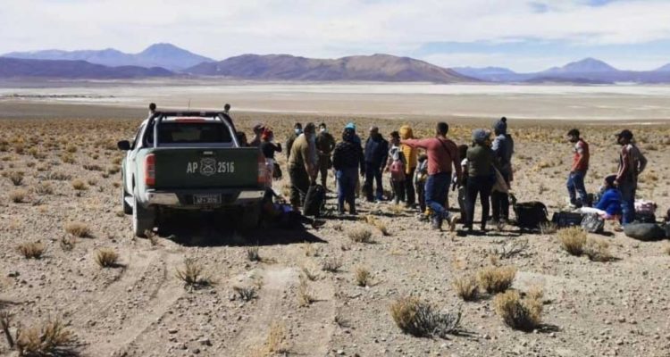 Rescatan migrantes en Ollagüe: 43 extranjeros extraviados en el norte