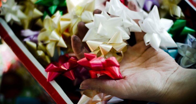 Imagen de contexto de moños para regalos navideños.