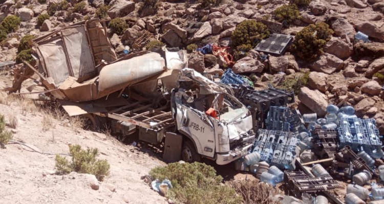 Accidente en la ruta A65 deja una camioneta volcada y a su conductor atrapado