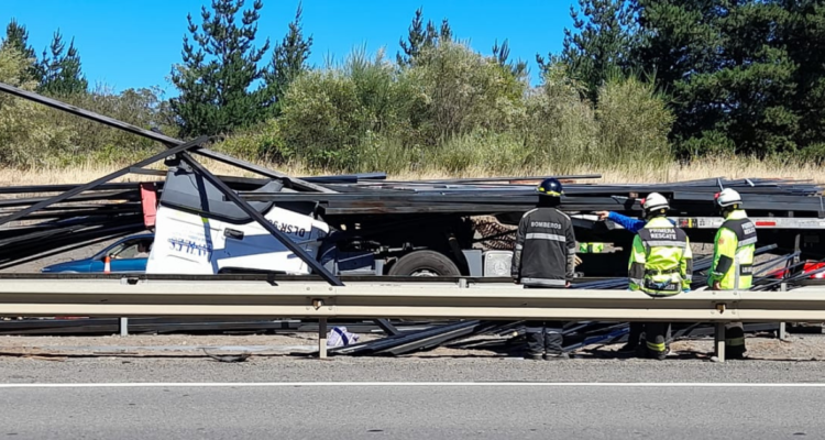 Volcamiento cabina de camión en el puente Laja.