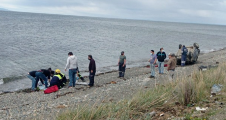 Joven volcó, salió eyectado y cayó a las aguas del Estrecho de Magallanes