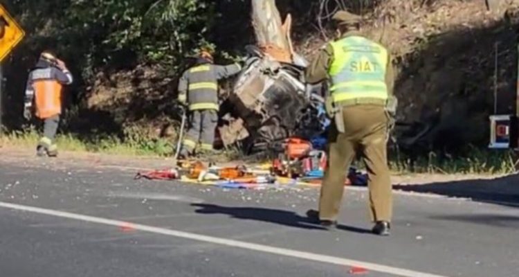Bomberos y Carabineros atiende la emergencia para rescatar los cuerpos atrapados, tras el choque de un auto contra un árbol, en la ruta que une Talca con Pencahue.