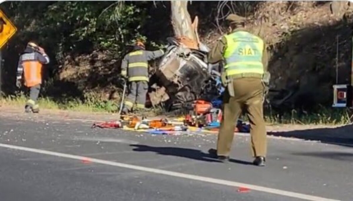 Bomberos y Carabineros atiende la emergencia para rescatar los cuerpos atrapados, tras el choque de un auto contra un árbol, en la ruta que une Talca con Pencahue.