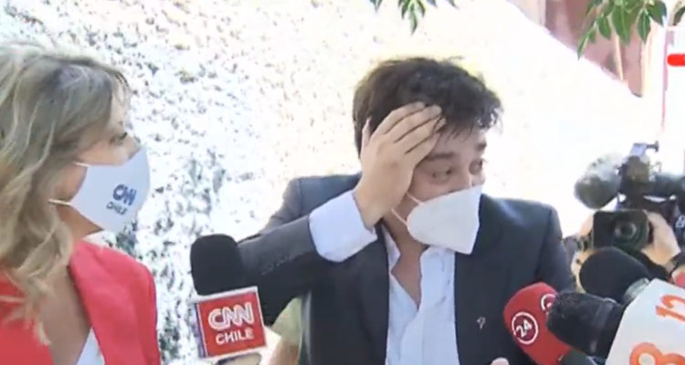 El vocero de ME-O aparece tapándose la parte de la cabeza donde fue lesionado presuntamente por el camarógrafo de CQC.