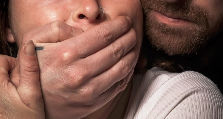 Hombre le tapa boca a mujer.