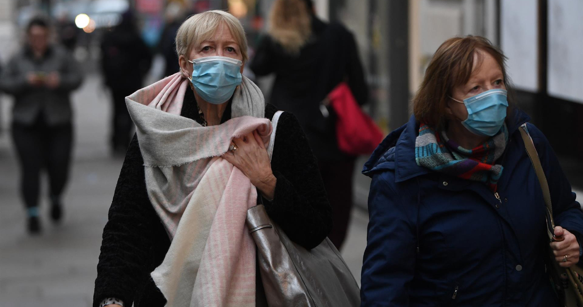 Mujeres usando mascarilla en Reino Unido luego de saberse de contagios con la variante Ómicron