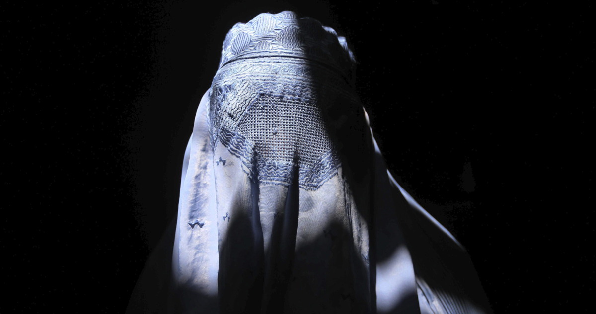Afganistán talibanes arremeten contra la presencia de mujeres en la TV y exigen el uso de la burka