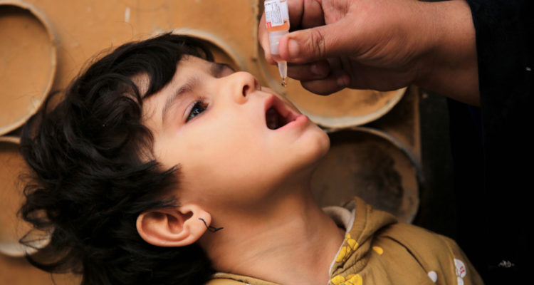 Niño de Afganistán recibiendo la vacuna de la polio