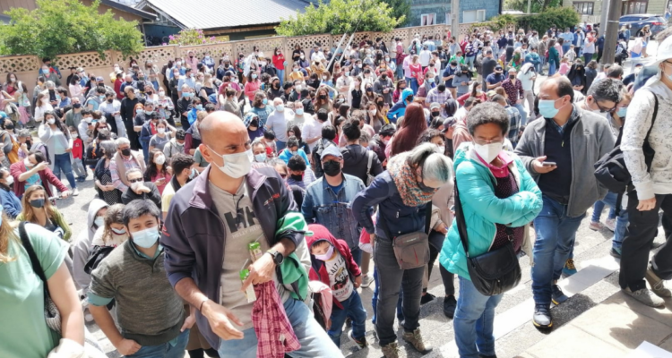 Aglomeraciones en locales de votación.