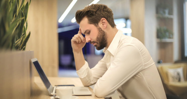 Hombre con computador