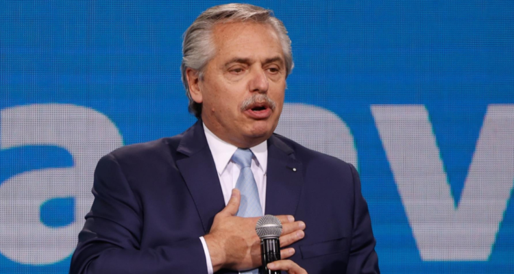 Alberto Fernández dando discurso