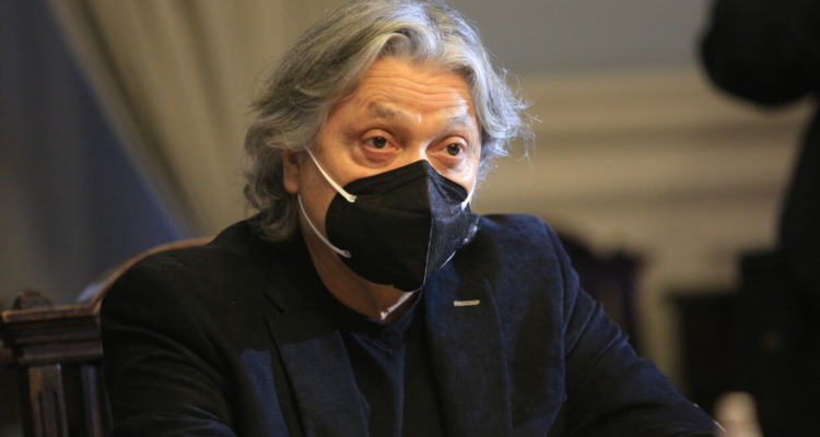 Alejandro Navarro con mascarilla.