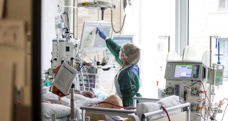 Una médico alemana atiende a un paciente covid.