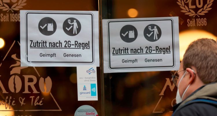 Hombre con mascarilla en Alemania.