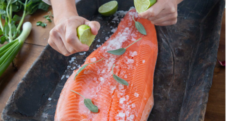 Persona cocinando salmón