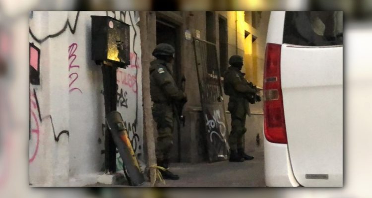 Carabineros apersonados fuera de la sede del Partido Comunes.