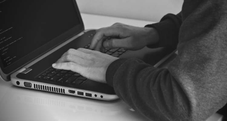 Hombre usando computador