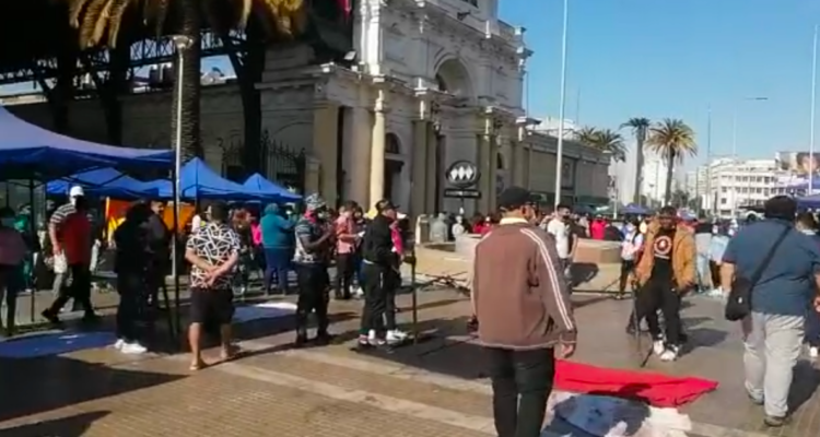 Ambulantes protestan afuera de la Estación Central porque Carabineros impide sus ventas