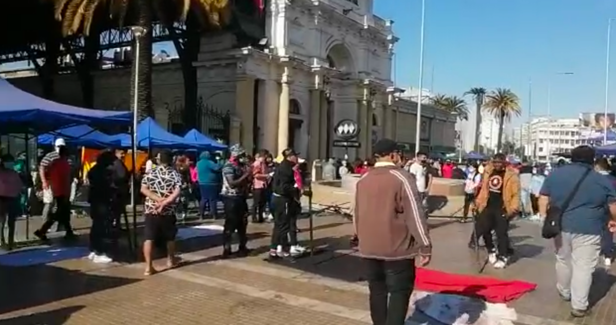 Ambulantes protestan afuera de la Estación Central porque Carabineros impide sus ventas
