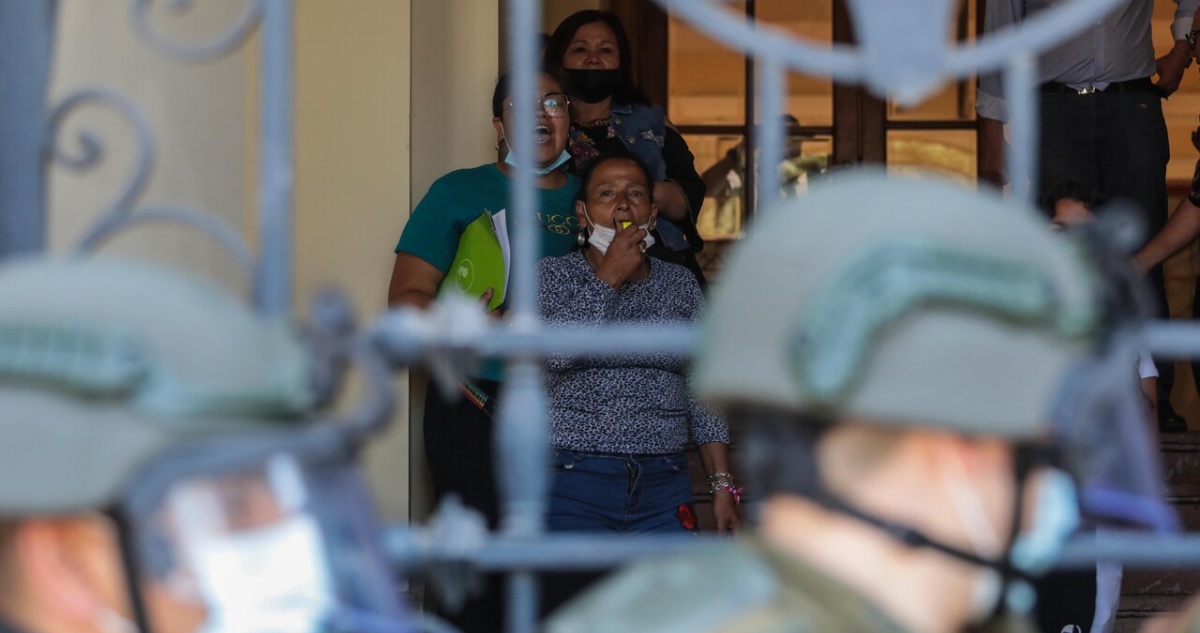 Ambulantes se tomaron municipio de Santiago y exigen a Hassler que entregue los 1.500 permisos