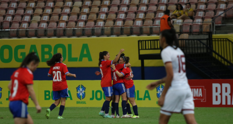 La Roja femenina celebra ante Venezuela