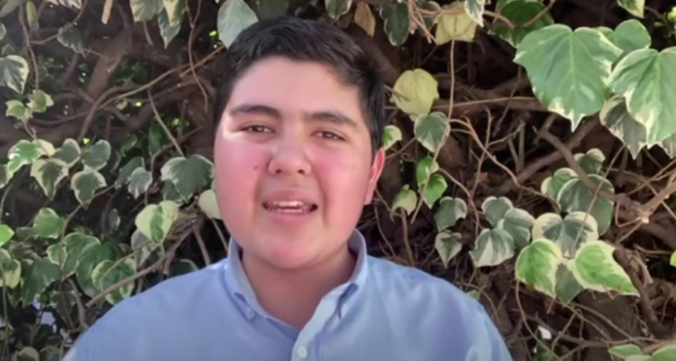 Niño poeta reaparece en redes