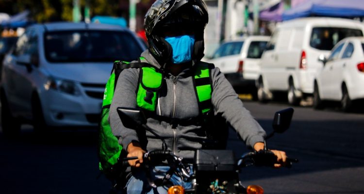 “Analfabetismo vial”: encuesta revela que 38% de repartidores en la capital conducen sin licencia