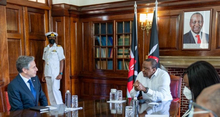 El secretario de Estado de los EEUU, Antony Blinken, junto al presidente de Kenya, Uhuru Kenyatta.