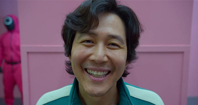 El protagonista de la ficción, Seong Gi-hun, sonríe para la cámara en la serie.