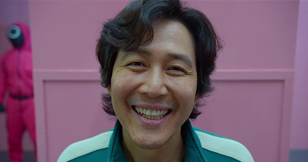 El protagonista de la ficción, Seong Gi-hun, sonríe para la cámara en la serie.