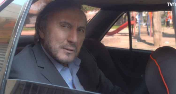 El periodista apareció detrás de un automovil en medio de la recreación del episodio.