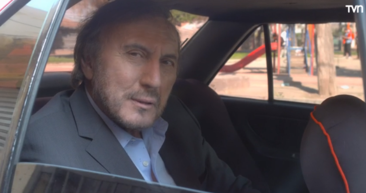 El periodista apareció detrás de un automovil en medio de la recreación del episodio.