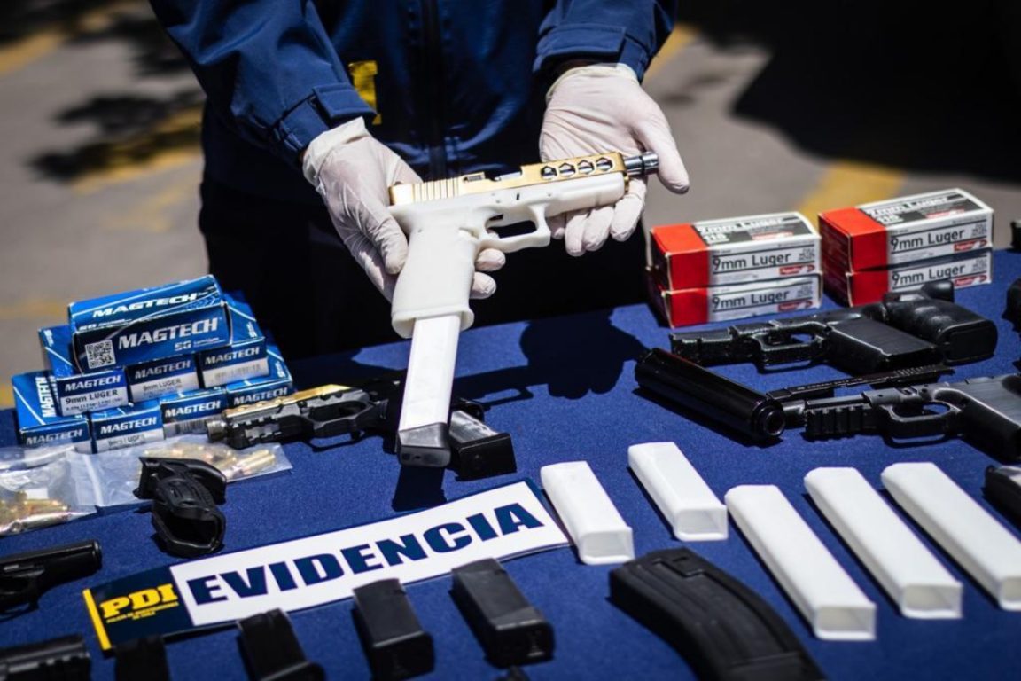 Encomienda con partes de fusiles que iba de la RM a Temuco permite incautar gran cantidad de armas