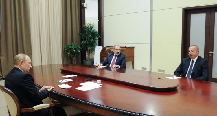 El presidente ruso, Vladimir Putin, frente a sus pares Nikol Pashinyan de Armenia e Ilham Aliyev de Azerbaiyán.