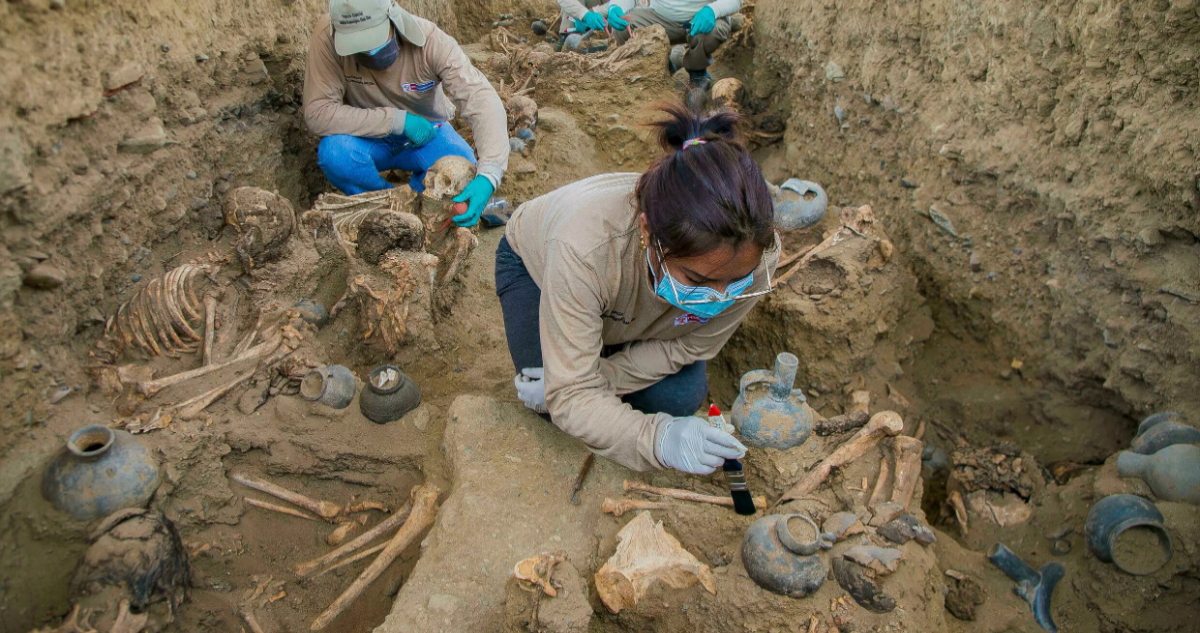 Arqueólogos descubren tumba múltiple en ciudadela prehistórica de Perú