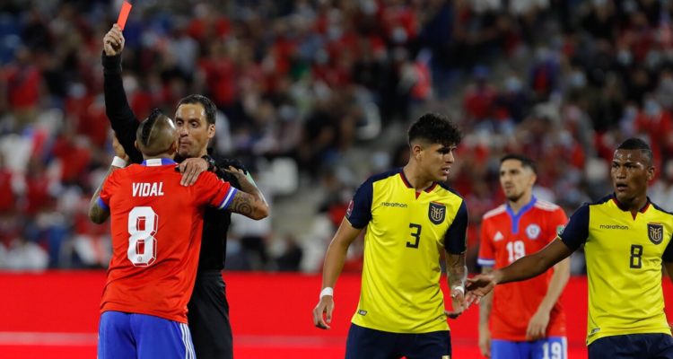 Arturo Vidal expulsado ante Ecuador.