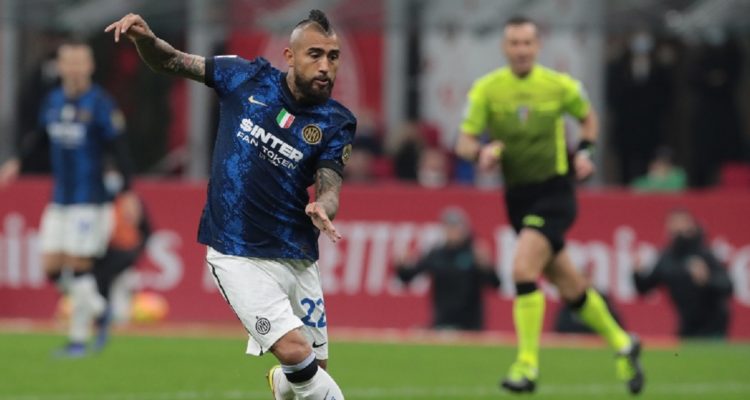 Arturo Vidal ante AC Milan.