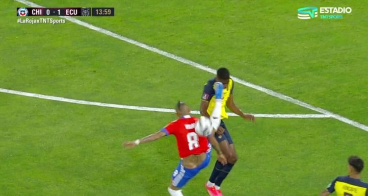 Arturo Vidal y su tarjeta roja ante Ecuador