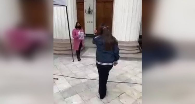 asesora actuar violento en convención