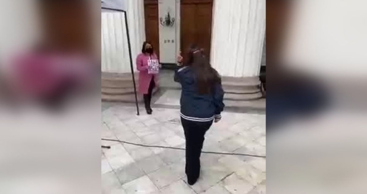 asesora actuar violento en convención