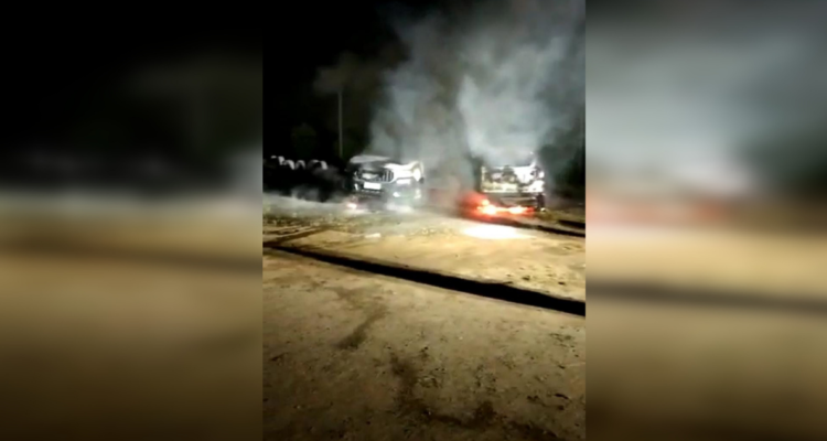 Vehículos quemándose