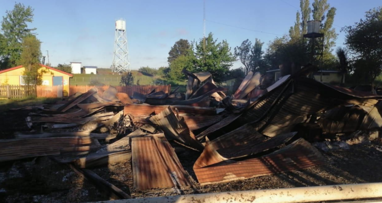Escombros de escuela tras incendio
